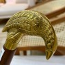 Bengala de Madeira T c/ Cabo em Metal Dourado Formato Corvo